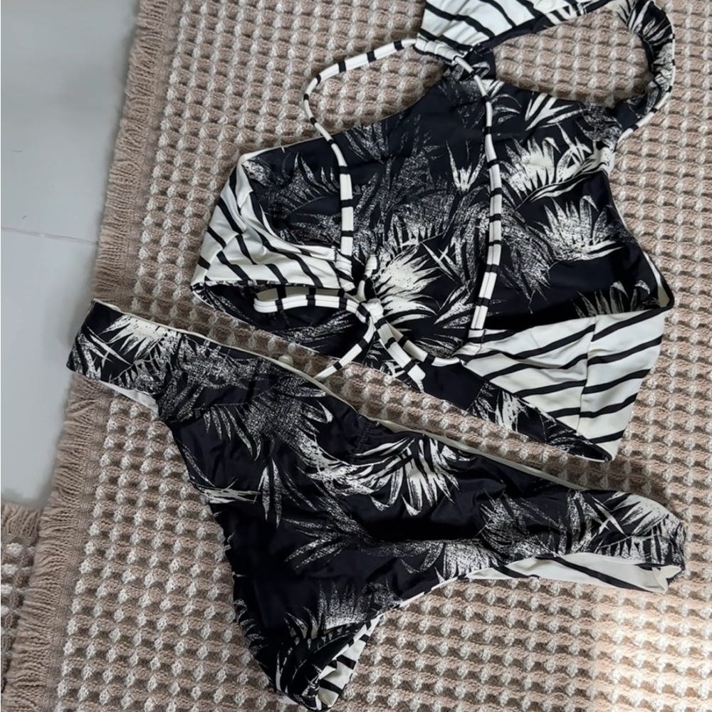 Billabong reversible bikini surf style Black and White Tropical Print Bikini